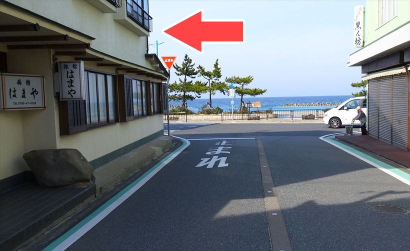 正面に海が見えるT字路を左折
